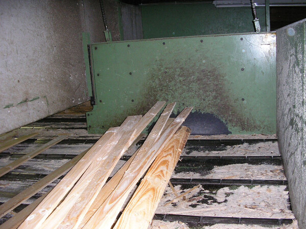 Impact damping for heavy industrial wood saws