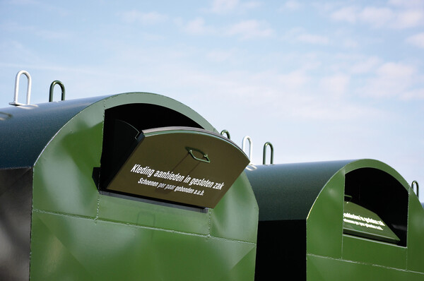 Opening and closing mechanisms for container flaps