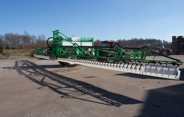 Wing stabilisation of spraying systems for plant protection...