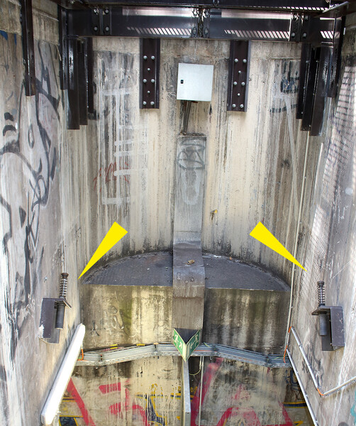 Opening and closing system for heavy barriers