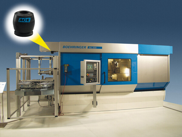 Safety damping for the loading mechanism of lathes
