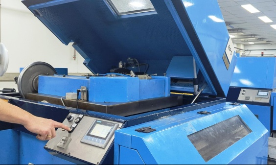 Mit Hilfe des flexiblen Application Engineering von ACE hat die KeyTec Netherlands B.V. vorhandene Industrie-Gasdruckfedern von ACE an ihren 45 kg wiegenden Maschinenhauben mit neuen elektromechanischen Antrieben Industrial POWERISE&reg; kombiniert.